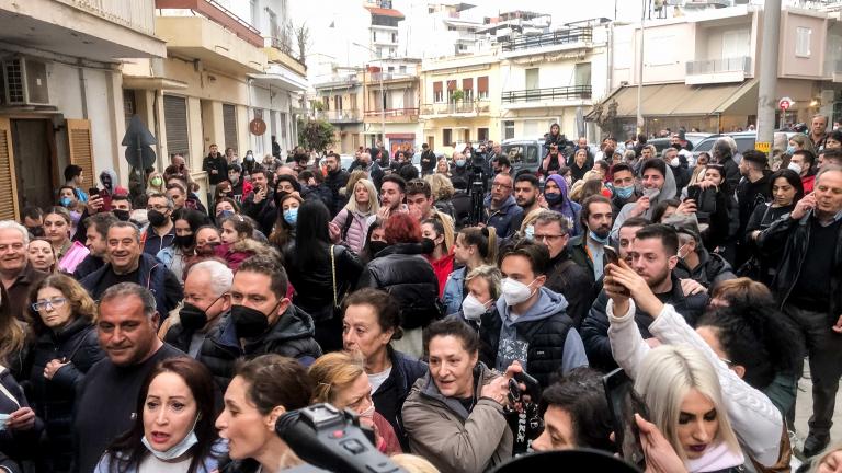 Πλήθος κόσμου έξω από το σπίτι της Ρούλας Πισπιρίγκου - Ζητούσαν να απολογηθούν για τους θανάτους των τριών παιδιών