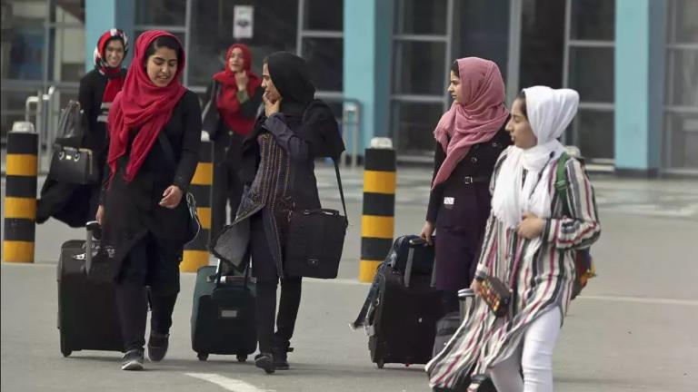 Οι Ταλιμπάν απαγόρευσαν στις γυναίκες να ταξιδεύουν με το αεροπλάνο χωρίς τη συνοδεία άνδρα συγγενή τους