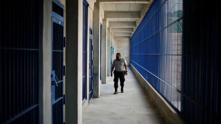 Ελ Σαλβαδόρ: Βγήκε έπειτα από 13 χρόνια από τη φυλακή όπου είχε οδηγηθεί εξαιτίας αποβολής
