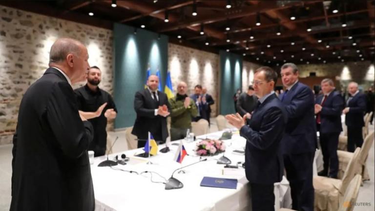Το Κίεβο προειδοποιεί τους διαπραγματευτές του: "μη φάτε, μην πιείτε και μην αγγίξετε επιφάνειες"