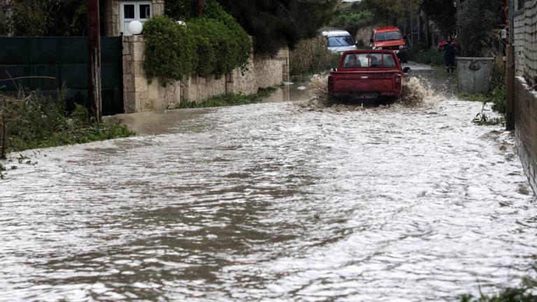 Κρήτη: Με βάρκα απεγκλώβισαν 22 άτομα από πλημμυρισμένο πάρκινγκ (ΒΙΝΤΕΟ)