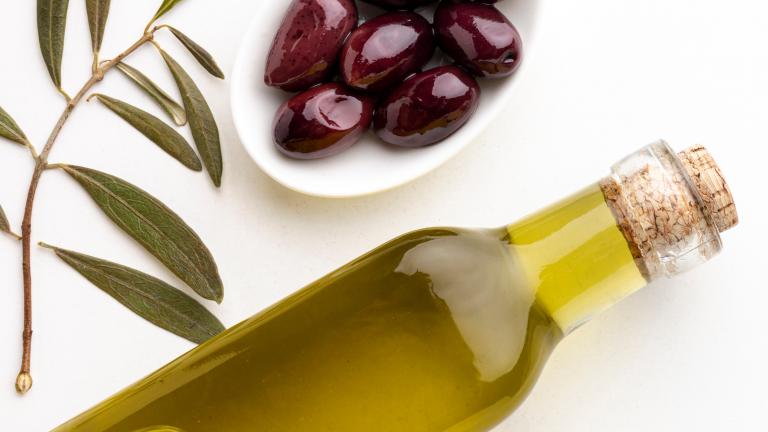 Πυρηνέλαιο: Από ξεχασμένο έγινε αξιοζήλευτο – Πώς μπορεί να αντικαταστήσει το ηλιέλαιο