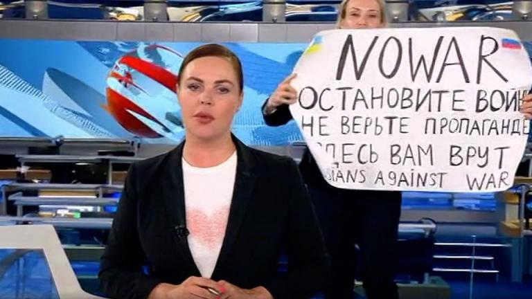 Ρωσία: Αγνοείται η τύχη της δημοσιογράφου που εισέβαλε στο πλατό στο δελτίου ειδήσεων για να στείλει αντιπολεμικό μήνυμα (ΒΙΝΤΕΟ)