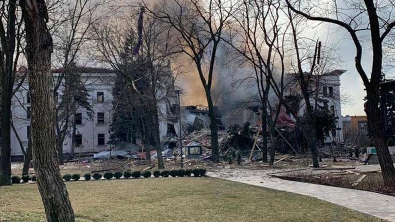 Μαριούπολη; Το καταφύγιο του θεάτρου άντεξε - Διασώστες ανασύρουν επιζώντες