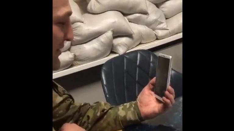 Ουκρανοί στρατιώτες τηλεφωνούν στις οικογένειες νεκρών Ρώσων στρατιωτών για να τις χλευάσουν (ΒΙΝΤΕΟ)