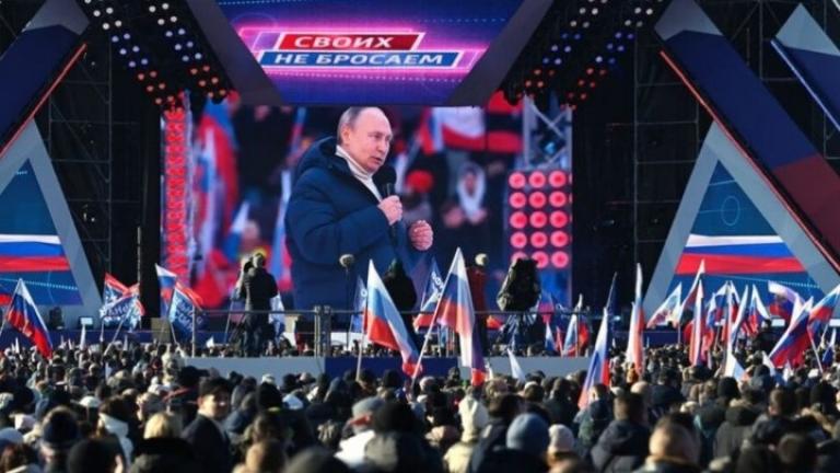 Ρωσία: Γιατί η κρατική τηλεόραση διέκοψε ξαφνικά την ομιλία του Πούτιν σε κατάμεστο στάδιο της Μόσχας