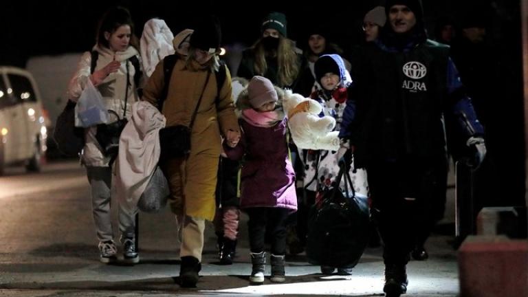 Ο ΟΗΕ απηύθυνε σήμερα έκκληση για την εφαρμογή μιας «άμεσης» εκεχειρίας στη Μαριούπολη, προκειμένου να επιτραπεί η εκκένωση περίπου 100.000 αμάχων, που παραμένουν εγκλωβισμένοι σε αυτό το ουκρανικό λιμάνι, το οποίο ελέγχει σχεδόν πλήρως ο ρωσικός στρατός, σε ένα δελτίο τύπου του συντονιστή του στην Ουκρανία.  «Χρειάζεται μια κατάπαυση των εχθροπραξιών αμέσως για να σωθούν ζωές. Όσο περισσότερο περιμένουμε, τόσες περισσότερες ζωές απειλούνται. Πρέπει να επιτραπεί να απομακρυνθούν αμέσως, σήμερα. Αύριο θα είν