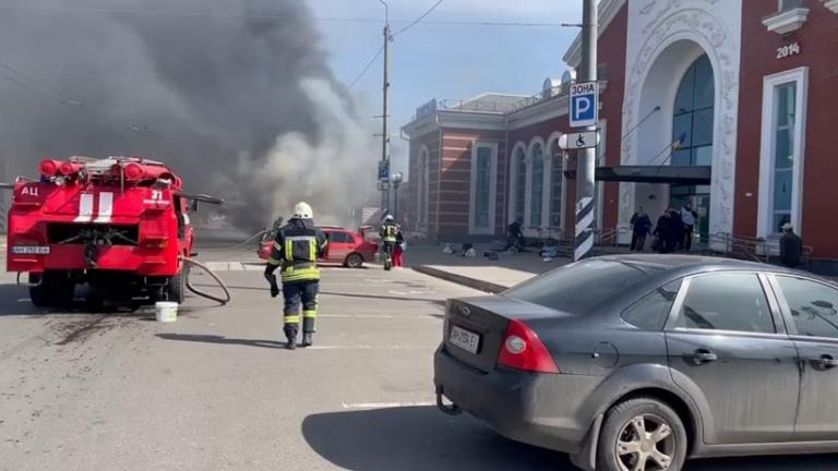 Πόλεμος στην Ουκρανία: Δεκάδες νεκροί και τραυματίες σε επίθεση στον σιδηροδρομικό σταθμό του Κραματόρσκ