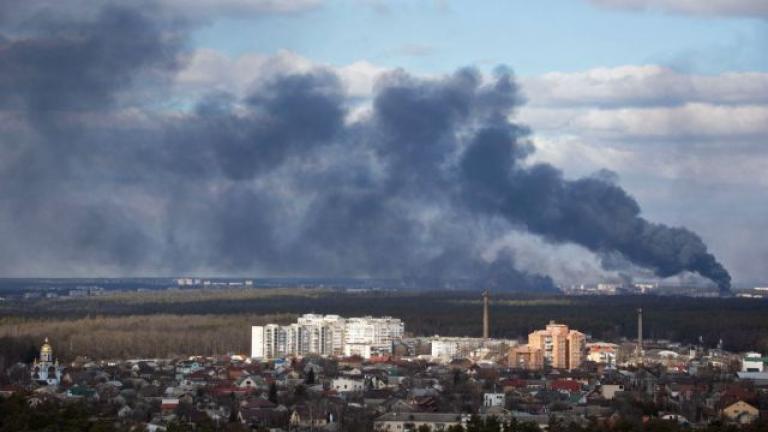Στρατιωτικό εργοστάσιο έγινε στόχος ρωσικού βομβαρδισμού στο Κίεβο