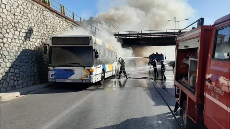Φωτιά σε εν κινήσει αστικό λεωφορείο- Επιβάτες και οδηγός το εγκατέλειψαν εγκαίρως