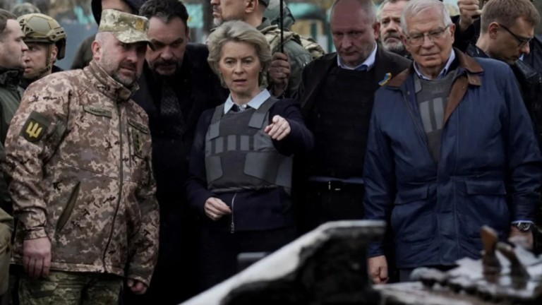 Η πρόεδρος της Ευρωπαϊκής Επιτροπής Ούρσουλα φον ντερ Λάιεν έφτασε σήμερα στην Μπούτσα, την μικρή πόλη βορειοδυτικά του Κιέβου που έχει γίνει σύμβολο των φρικαλεοτήτων του πολέμου στην Ουκρανία, σύμφωνα με δημοσιογράφο του Γαλλικού Πρακτορείου.  Η φον ντερ Λάιεν, η οποία συνοδεύεται από τον επικεφαλής της ευρωπαϊκής διπλωματίας, Ζοζέπ Μπορέλ, είχε ανακοινώσει ότι θα μεταβεί σήμερα στο Κίεβο ως ένδειξη υποστήριξης στην Ουκρανία.  Οι δύο Ευρωπαίοι ηγέτες πήγαν να δουν τους ομαδικούς τάφους στην Μπούτσα όπου θ