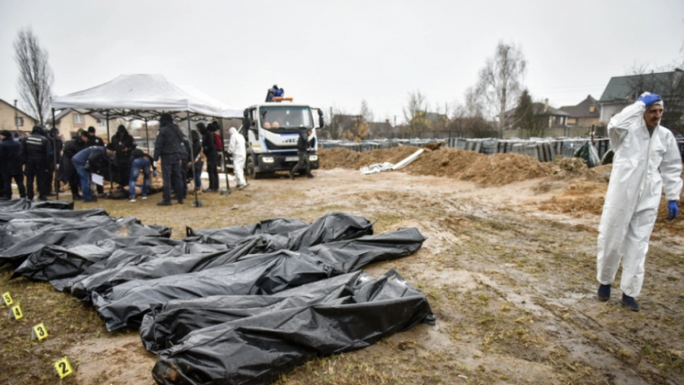 Πόλεμος στην Ουκρανία: Αρχισε η εκταφή από ομαδικό τάφο στην Μπούτσα 