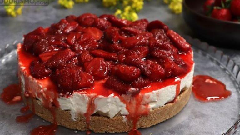 Cheesecake με σάλτσα φράουλας