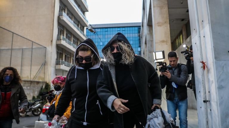 Μάνα και αδελφή ισχυρίζονται ότι οι αστυνομικοί κακοποίησαν τη Ρούλα Πισπιρίγκου