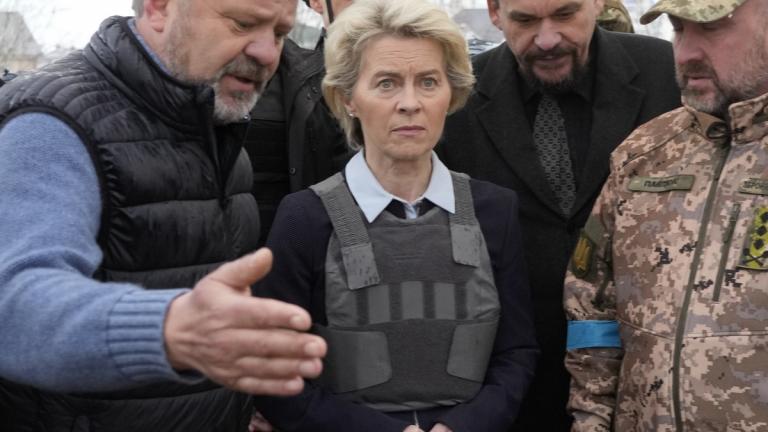Η πρόεδρος της Κομισιόν φορώντας αλεξίσφαιρο γιλέκο είδε τους ομαδικούς τάφους στην μαρτυρική πόλη και στη συνέχεια βρέθηκε στο Κίεβο για να συναντήσει τον Ζελένσκι