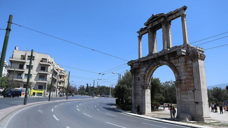 Έρημη πόλη θυμίζει η Αθήνα ανήμερα της Κυριακής του Πάσχα