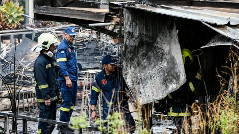 Υπό μερικό έλεγχο η πυρκαγιά σε χώρο εστίασης στο Μετς