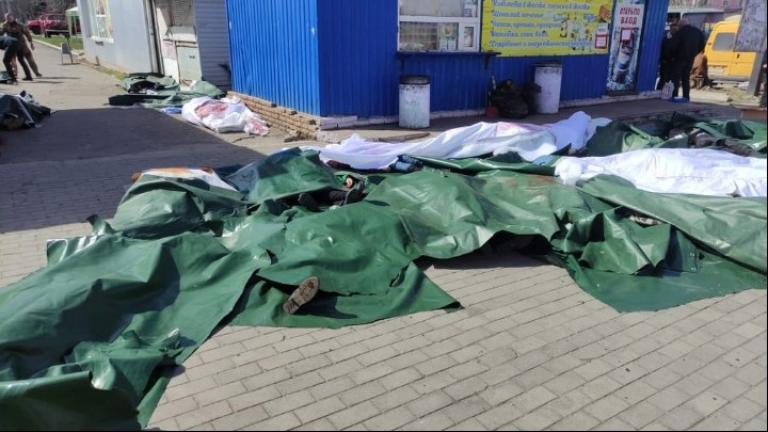 Τουλάχιστον 39 άνθρωποι σκοτώθηκαν και 87 τραυματίστηκαν σήμερα αφού δύο πύραυλοι έπληξαν σιδηροδρομικό σταθμό στο Κραματόρσκ, στην ανατολική Ουκρανία, τον οποίο χρησιμοποιούν χιλιάδες άνθρωποι για να απομακρυνθούν από την περιοχή εδώ και ημέρες.  Εθελοντής ανθρωπιστικής οργάνωσης που συμμετέχει στην απομάκρυνση των πτωμάτων δήλωσε στο Γαλλικό Πρακτορείο ότι τουλάχιστον 35 άνθρωποι έχασαν τη ζωή τους. «Είδα περίπου 15 τραυματίες αλλά είναι δύσκολο να πει κανείς πόσοι υπήρχαν, πολλοί απομακρύνθηκαν λίγο μετά