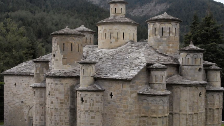 Τίμιος Σταυρός: Το μοναστήρι με τους πολλούς τρούλους