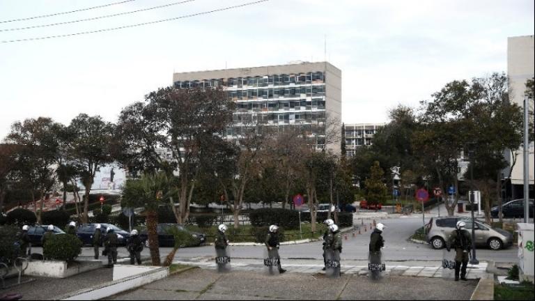 Επίθεση με μολότοφ σε βάρος αστυνομικών δυνάμεων έξω από το ΑΠΘ