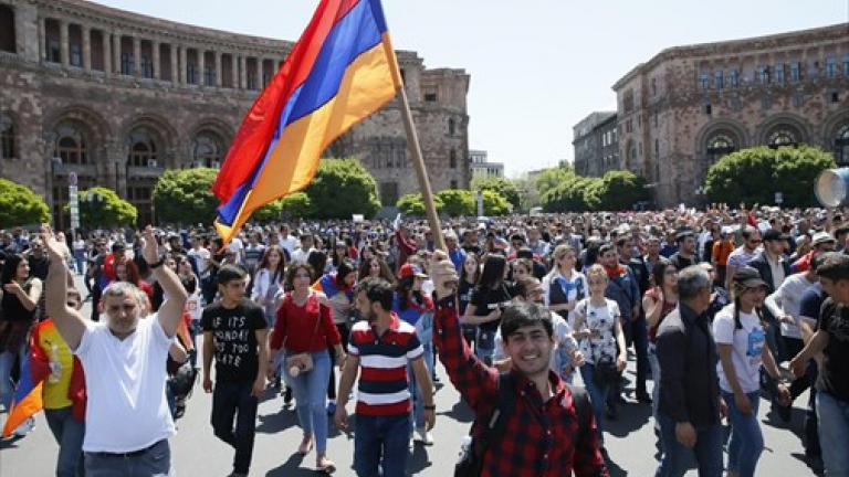 Χιλιάδες Αρμένιοι διαδηλώνουν στο Γερεβάν