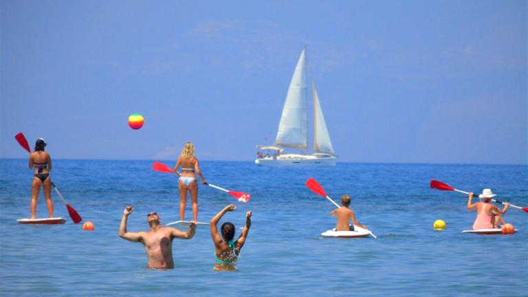 Σε εξέλιξη είναι η θερμή εισβολή από την Ισπανία στη χώρα μας, με τον υδράργυρο αύριο να αγγίξει, τους 37 βαθμούς κελσίου