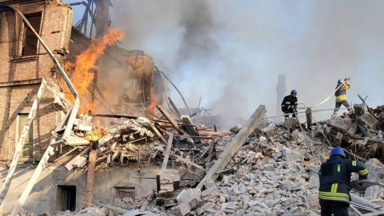 Μακελειό με αμάχους: Εξήντα νεκροί από βόμβα σε σχολείο της Μπιλοχορίβκα