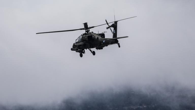 Επιστρέφει στη βάση του το ελικόπτερο Apache που προσγειώθηκε σε παραλία στην Εύβοια