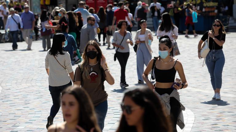 Τέλος στη χρήση της μάσκας μέχρι τα μέσα Σεπτεμβρίου στους περισσότερους εσωτερικούς χώρους 