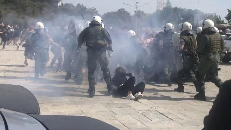 Νέα ένταση στο ΑΠΘ μπροστά στο Κτίριο Διοίκησης - Γκλομπς και χρήση χημικών μεταξύ ΜΑΤ και φοιτητών