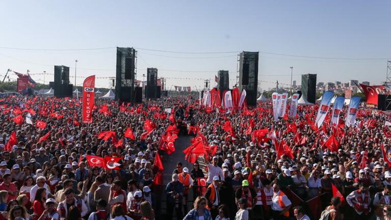 Οι διαδηλωτές στην κεντρική συνοικία Μάλτεπε τραγουδούσαν και κρατούσαν τουρκικές σημαίες και λάβαρα της αντιπολίτευσης