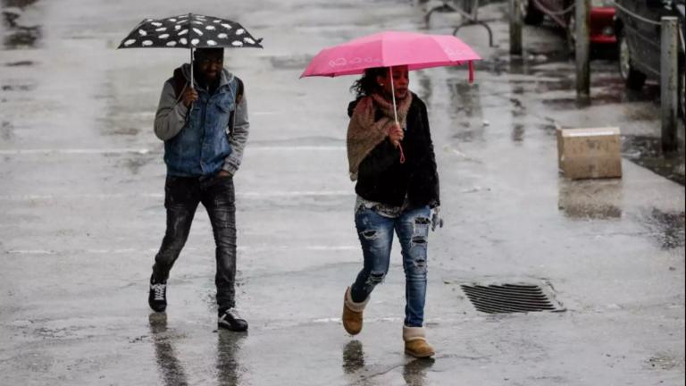 Τ' αλλάζει πάλι ο καιρός: Τοπικές βροχές και σποραδικές καταιγίδες αύριο