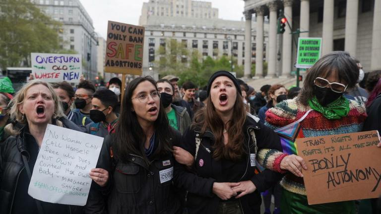 ισχυρή αντίδραση στην επικείμενη απόφαση κατά των αμβλώσεων: «Σταματήστε τον πόλεμο εναντίον των γυναικών»