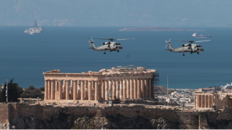 Συμβολική πτήση μαχητικών αεροσκαφών και ελικοπτέρων πάνω από την Ακρόπολη 