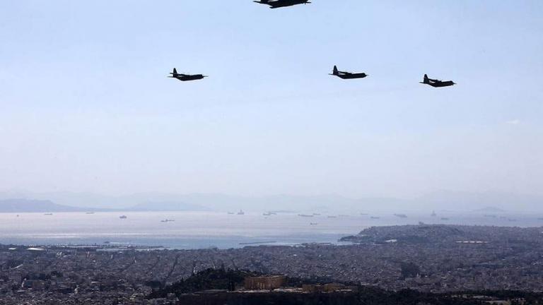 Πτήσεις αμερικανικών και ελληνικού C-130, πάνω από τον ιερό βράχο της Ακρόπολης