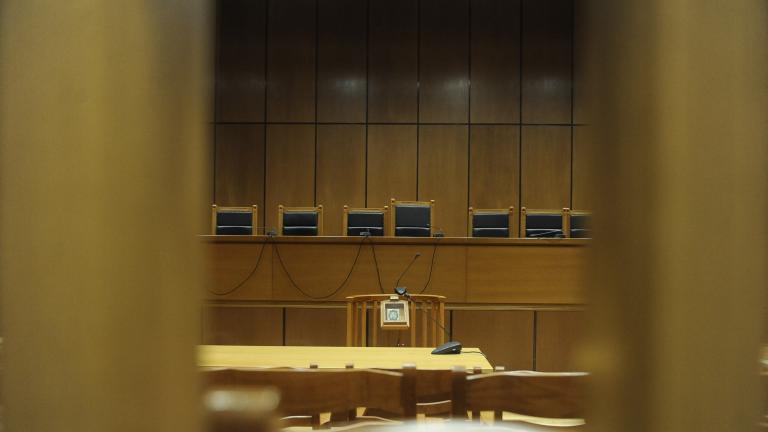 Αθώος κατά πλειοψηφία ο γιατρός που κατηγορούνταν για βιασμό τού γιου τής πρώην συζύγου του