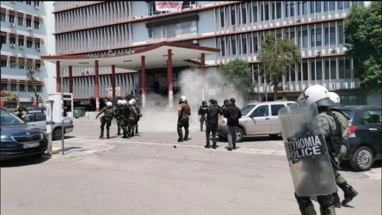 Επεισόδια στη Σχολή Θετικών Επιστημών του ΑΠΘ - Οι κουκουλοφόροι αντιδρούν στη δημιουργία βιβλιοθήκης (ΒΙΝΤΕΟ)