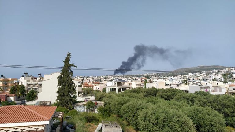Μεγάλη φωτιά στην ΒΙΠΕ Ηρακλείου, εκρήξεις και πυκνοί καπνοί