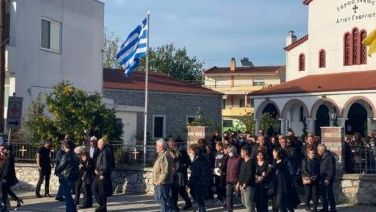 Ο 55χρονος μέσα από το νοσοκομείο της Καβάλας όπου νοσηλεύεται επέλεξε σήμερα να βάλει φωτογραφία προφίλ στο Facebook, μία φωτογραφία από την ημέρα του γάμου του με την Αΐντα