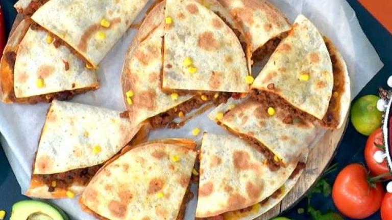 Πώς θα φτιάξετε Quesadillas με κιμά και γουακαμόλε