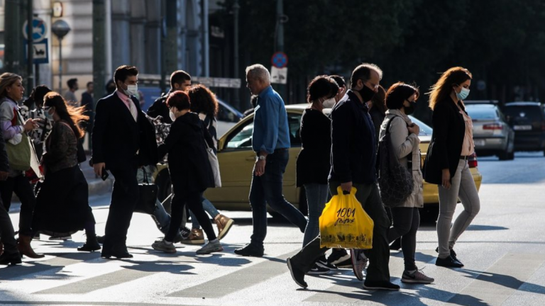 Παράλληλα επισήμανε πως τώρα είναι μια καλή χρονική στιγμή για να πραγματοποιήσουν την τέταρτη δόση και όσοι δικαιούνται να την κάνουν.  Τέλη Οκτωβρίου με αρχές Νοεμβρίου θα είναι, σύμφωνα με τον κο Μαγιορκίνη, το «σημείο καμπής» στο οποίο θα πρέπει να δοθεί προσοχή στο πως κινείται ο ιός στην χώρα.  Όπως τόνισε, θεωρεί πως τότε ίσως χρειαστούν κάποια ήπια μέτρα, ανάλογα με την κινητικότητα χωρίς ωστόσο να είναι σε θέση να κάνει προβλέψεις.  «Θεωρώ δηλαδή ότι δεν θα χρειαστεί κάτι παραπάνω από χρήση μάσκας 