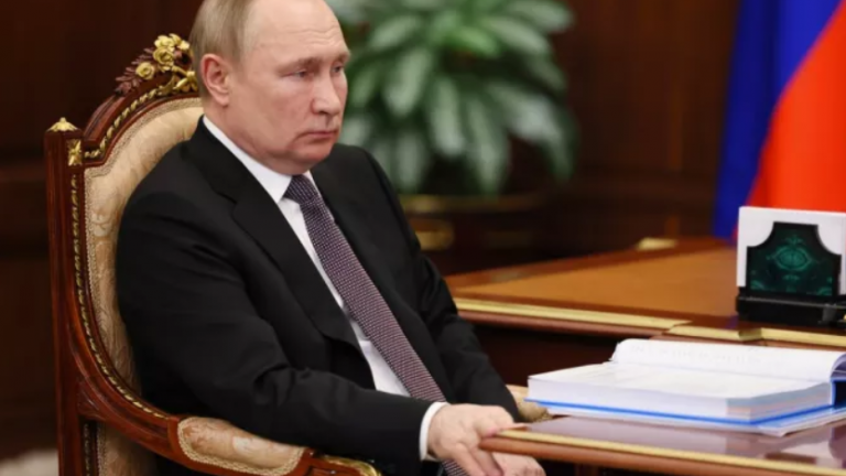 Πούτιν: Κατέρρευσε ενώ μιλούσε αξιωματικούς του, προκαλόντας νέες φήμες για την υγεία του