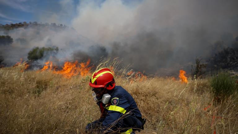 Φωτιά ξέσπασε κοντά σε σπίτια στην Παλλήνη