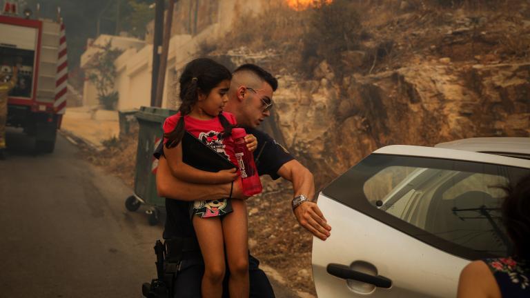 Ανησυχητικές διαστάσεις παίρνει, σύμφωνα με την Πυροσβεστική, η πυρκαγιά στην 'Ανω Γλυφάδα, η οποία ξεκίνησε από το τέρμα της οδού Μετσόβου και καίει έκταση με πουρνάρια και ξερά χόρτα στους πρό9πδες του Υμηττού