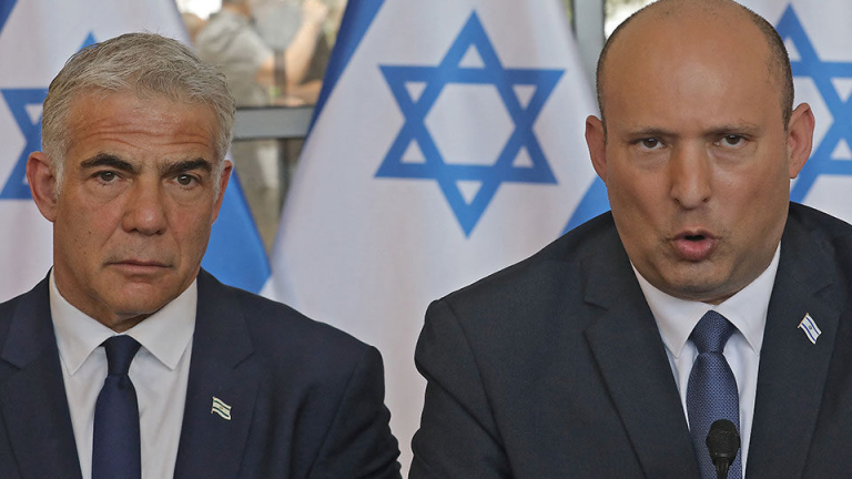Ο πρωθυπουργός του Ισραήλ Ναφτάλι Μπένετ και ο υπουργός Εξωτερικών Γιαΐρ Λαπίντ συμφώνησαν να διαλύσουν το κοινοβούλιο και να προκηρύξουν πρόωρες εκλογές