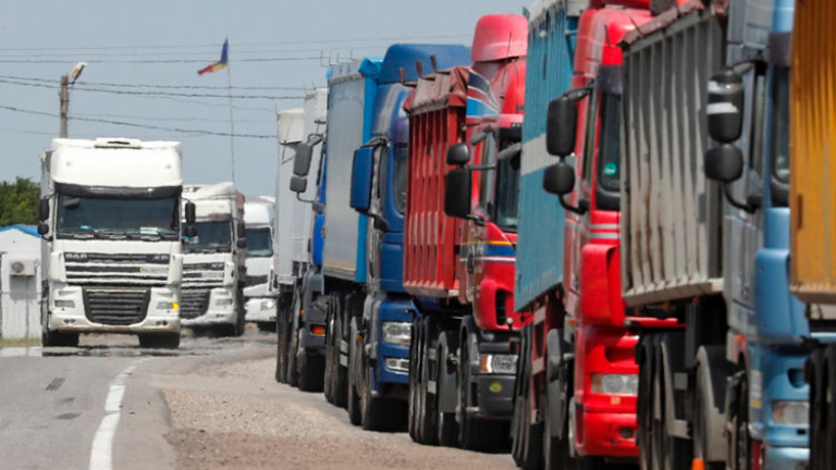 Οι Ρώσοι μεταφέρουν τα σιτηρά της Ουκρανίας από τις περιοχές που έχουν καταλάβει στην Κριμαία με φορτηγά