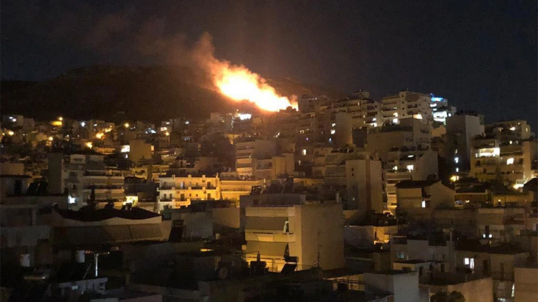 Φωτιά τώρα στο Σχιστό Κορυδαλλού