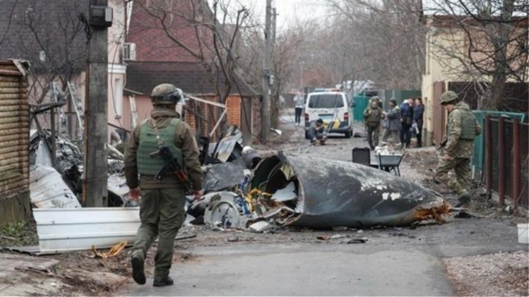 Τουλάχιστον ένα άτομο σκοτώθηκε σήμερα από μια ρωσική πυραυλική επίθεση που προκάλεσε επίσης ζημιές σε κτίρια, συμπεριλαμβανομένου ενός σχολείου στην πόλη Μικολάιφ της νότιας Ουκρανίας, δήλωσε ο τοπικός δήμαρχος.  Οι επιθέσεις προκάλεσαν πολλές πυρκαγιές, με ζημιές σε πολλά κτίρια κατοικιών και επιχειρήσεων με σύννεφα καπνού πάνω από την πόλη του λιμανιού, δήλωσε ο δήμαρχος της πόλης, Ολεξάντρ Σένκεβιτς.  «Συνεχίζω να λέω ότι είναι ακόμα επικίνδυνη η κατάσταση στην πόλη. Πριν, ο κόσμος έβγαινε σωρηδόν, αλλά