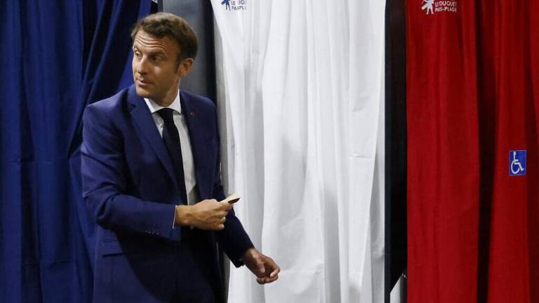 <blockquote class="twitter-tweet"><p lang="fr" dir="ltr">🔴𝗟𝗜𝗩𝗘 <a href="https://twitter.com/hashtag/L%C3%A9gislatives2022?src=hash&amp;ref_src=twsrc%5Etfw">#Législatives2022</a> | Selon les premières estimations :<br><br>▪Macron perd la majorité absolue avec 𝟮𝟮𝟰 sièges<br><br>▪La Nupes obtient 𝟭𝟰𝟵 sièges, et devient la deuxième force à l'Assemblée<br><br>▪ Le RN à un niveau historique avec 𝟴𝟵 sièges<br><br>▶<a href="https://t.co/NkNrbYKrEF">https://t.co/NkNrbYKrEF</a></p>&mdash; Le Monde (@