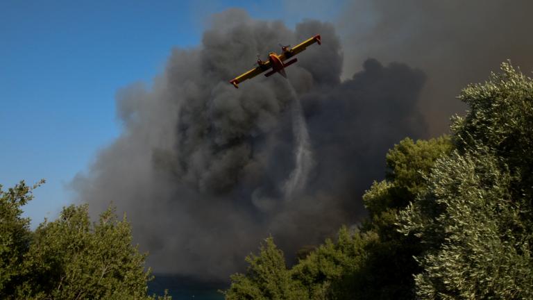 Σε εξέλιξη βρίσκεται η φωτιά που ξέσπασε το βράδυ της Παρασκευής στο Άγιον Όρος 